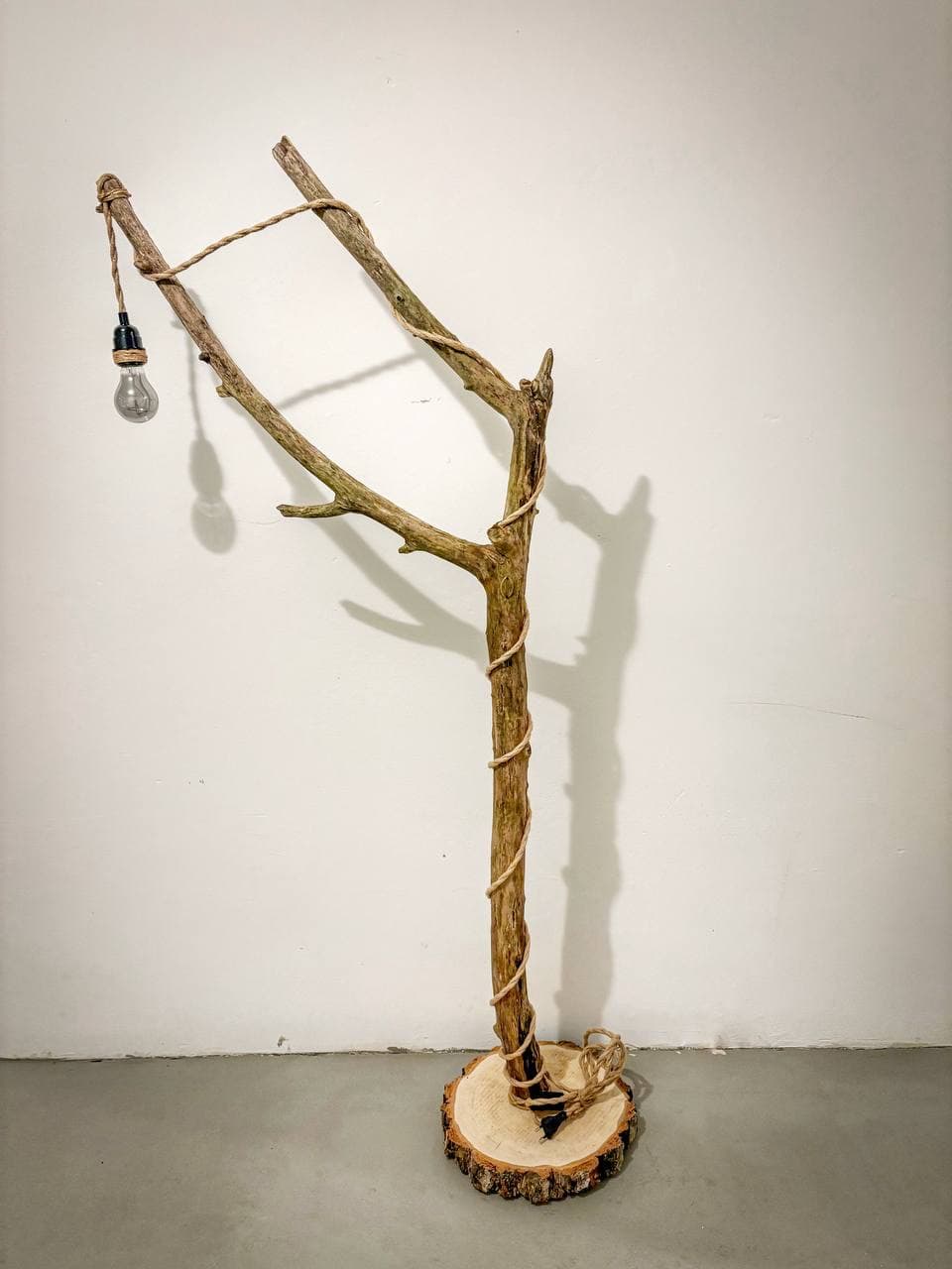 Treibholz-Stehlampe