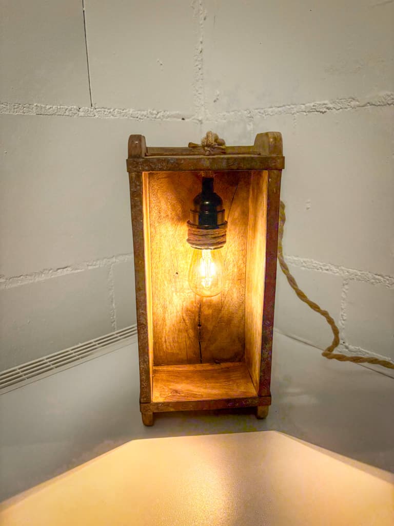 Ziegelkasten Tischlampe